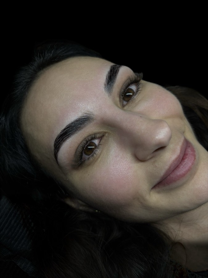Cejas laminadas, con el pelo peinado y fijado
