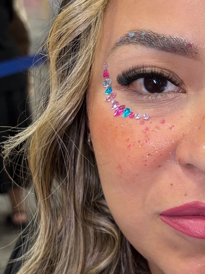 Primer plano de un ojo con extensiones y aplicaciones decorativas