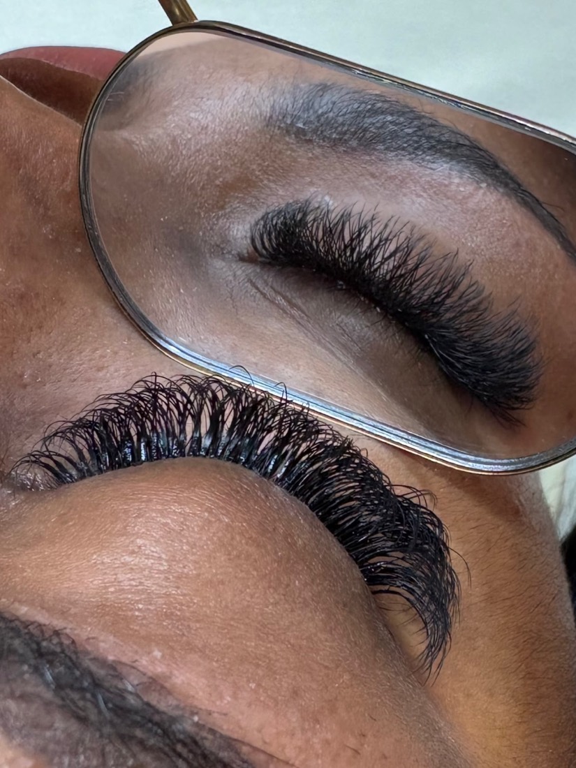 Primer plano de las pestañas de perfil, con la línea del diseño visible